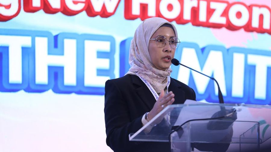 President Women Maritime (WIMA) Indonesia, Chandra Motik Yusuf menyampaikan sambutan saat dialog di acara Indonesia Maritimr Week 2025 di Jakarta International Convention Centre (JICC), Senayan, Jakarta, Senin (26/5/2025). (CNBC Indonesia/Tri Susilo)