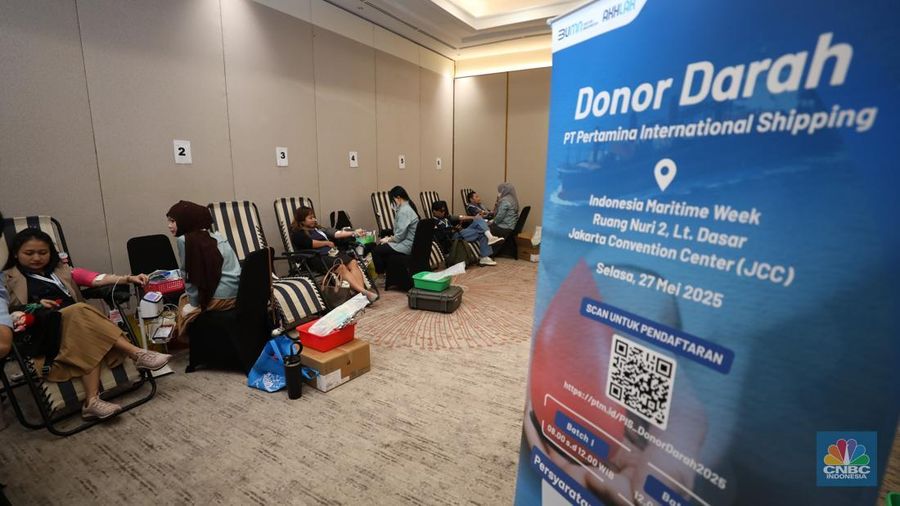 Sejumlah partisipan melakukan donor darah pada ajang Indonesia Maritime Week (IMW) 2025 di Jakarta Convention Center (JCC), Selasa (27/5/2025). (CNBC Indonesia/Tri Susilo)