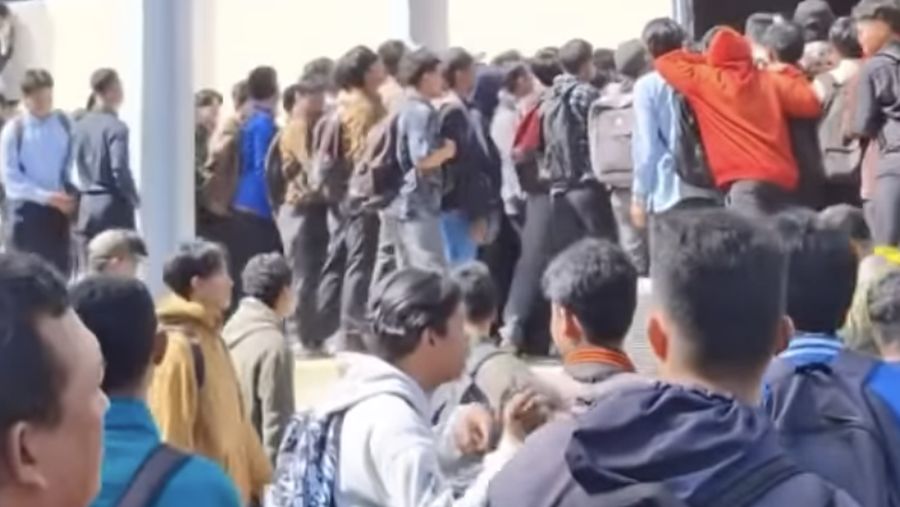 Sejumlah pencari kerja (pencaker) saling berdesakan di acara Job Fair “Bekasi Pasti Bisa Expo” di President University Convention Center, Jababeka Cikarang, Kabupaten Bekasi, Selasa (27/5/2025). (Tangkapan Layar Instagram/InfoBekasi)