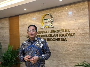 Di Balik Lolosnya Sekjen DPR dari Status Tersangka KPK