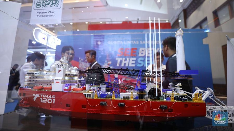 Sejumlah partisipan melakukan donor darah pada ajang Indonesia Maritime Week (IMW) 2025 di Jakarta Convention Center (JCC), Selasa (27/5/2025). (CNBC Indonesia/Tri Susilo)