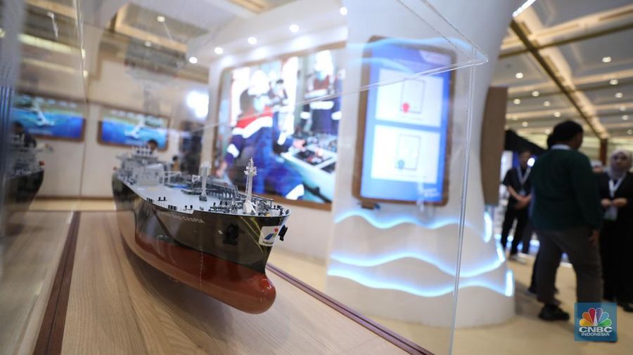 Suasana booth Pertamina International Shipping (PIS) di acara Indonesia Maritimr Week 2025 di Jakarta International Convention Centre (JICC), Senayan, Jakarta, Selasa (27/5/2025). (CNBC Indonesia/Tri Susilo)