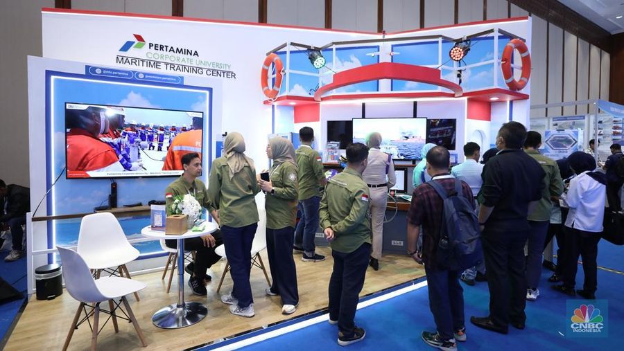 Sejumlah partisipan melakukan donor darah pada ajang Indonesia Maritime Week (IMW) 2025 di Jakarta Convention Center (JCC), Selasa (27/5/2025). (CNBC Indonesia/Tri Susilo)