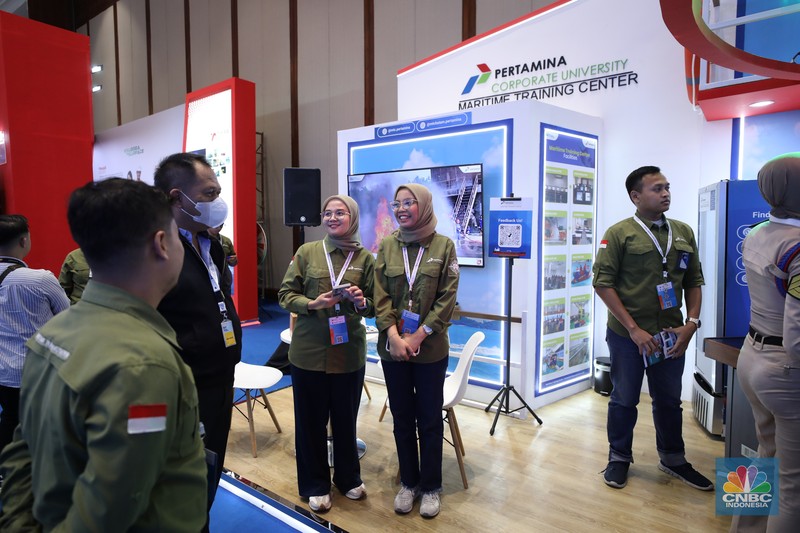 Sejumlah partisipan melakukan donor darah pada ajang Indonesia Maritime Week (IMW) 2025 di Jakarta Convention Center (JCC), Selasa (27/5/2025). (CNBC Indonesia/Tri Susilo)