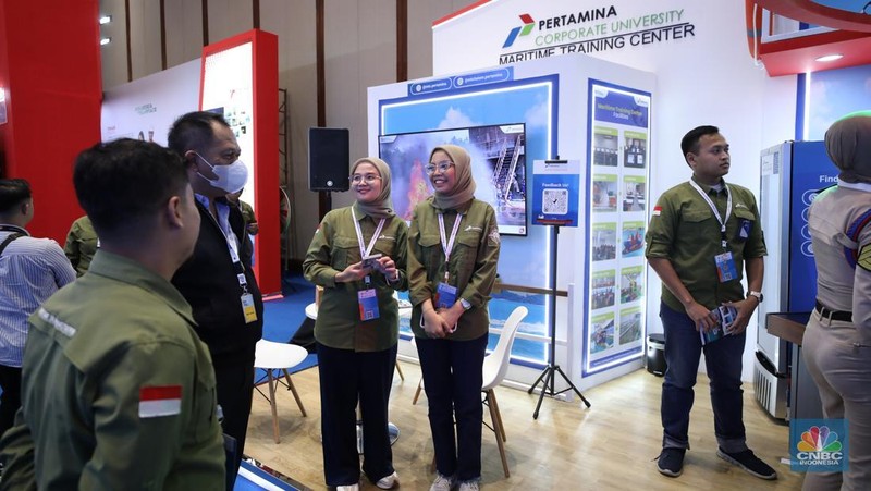 Sejumlah partisipan melakukan donor darah pada ajang Indonesia Maritime Week (IMW) 2025 di Jakarta Convention Center (JCC), Selasa (27/5/2025). (CNBC Indonesia/Tri Susilo)
