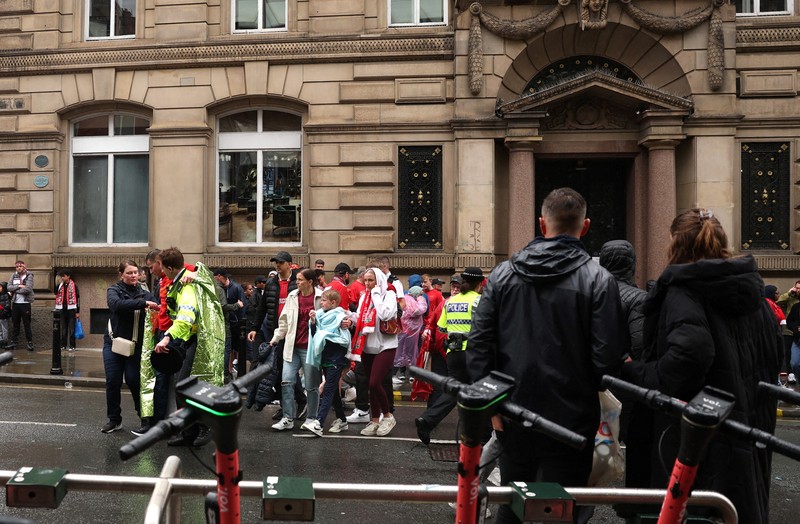 Petugas layanan darurat beklerja pada lokasi kejadian setelah beberapa orang tertabrak mobil selama parade Kemenangan Liga Primer Inggris di Merseyside, Liverpool, Inggris, Senin (26/5/2025). (REUTERS/Phil Noble) Petugas layanan darurat beklerja pada lokasi kejadian setelah beberapa orang tertabrak mobil selama parade Kemenangan Liga Primer Inggris di Merseyside, Liverpool, Inggris, Senin (26/5/2025). (REUTERS/Phil Noble)