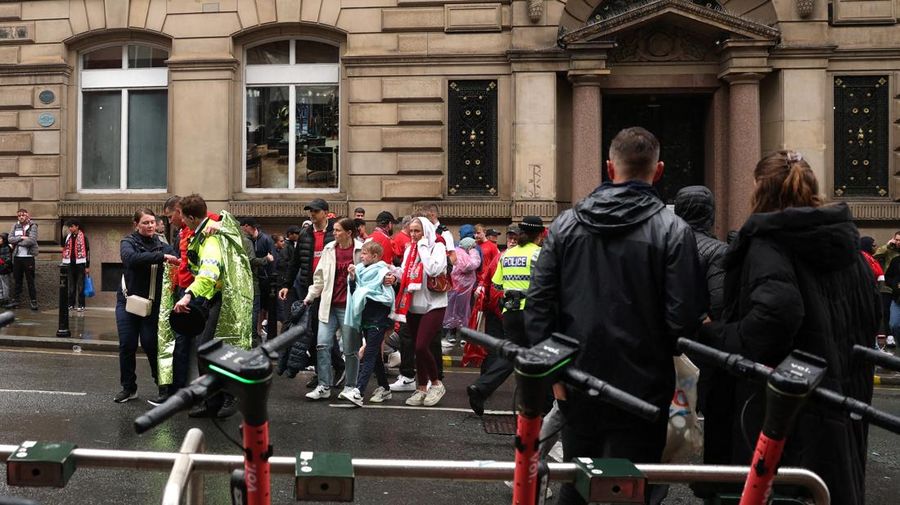 Petugas layanan darurat beklerja pada lokasi kejadian setelah beberapa orang tertabrak mobil selama parade Kemenangan Liga Primer Inggris di Merseyside, Liverpool, Inggris, Senin (26/5/2025). (REUTERS/Phil Noble)