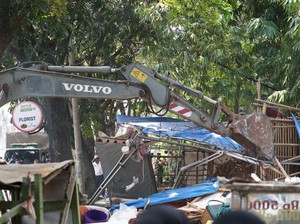 242 Bangunan Liar di Jl Raya Bogor Dibongkar: PKL hingga Posko Ormas