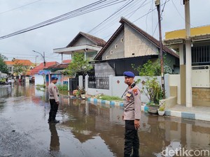 Banjir Rob Terjang Pesisir Utara Pasuruan, Air Masuk Rumah-Motor Mogok