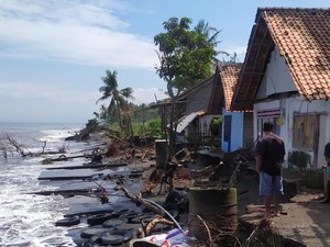 Gelombang Tinggi Hantam Manggarai dan Jembrana, Rumah Rusak-Warga Mengungsi