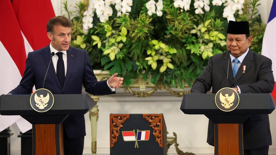 Presiden Prancis Emmanuel Macron berbicara saat konferensi pers dengan Presiden Indonesia Prabowo Subianto di Istana Merdeka di Jakarta, Indonesia, 28/5/2025. REUTERS/Ajeng Dinar Ulfiana