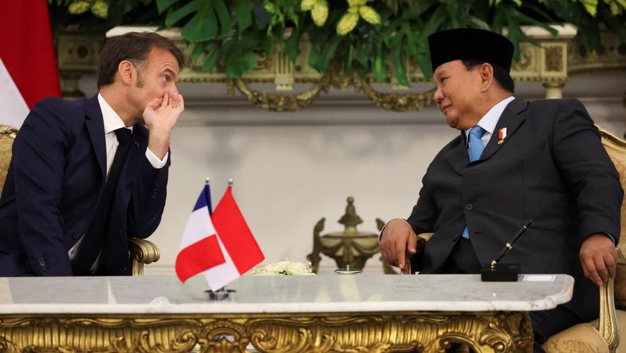 Presiden Prancis Emmanuel Macron berbicara dengan Presiden Indonesia Prabowo Subianto saat penandatanganan perjanjian di Istana Merdeka di Jakarta, Indonesia, 28 Mei 2025. REUTERS/Ajeng Dinar Ulfiana