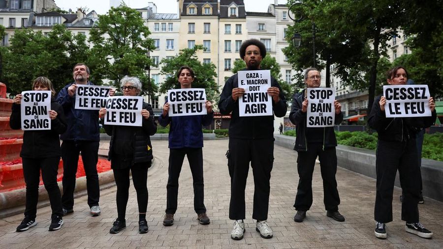 People participate in a demonstration organised by Human rights activists from Amnesty International, Greenpeace, Oxfam and Medecins du Monde, to show support for Palestinians in the Gaza Strip and condemn civilian casualties, at the Fontaine des Innocents in Paris, France May 28, 2025. REUTERS/Abdul Saboor