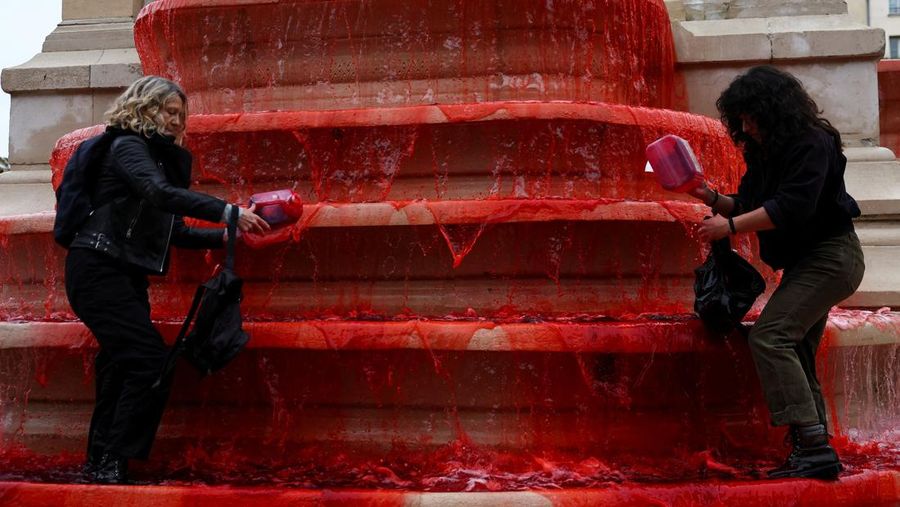 People participate in a demonstration organised by Human rights activists from Amnesty International, Greenpeace, Oxfam and Medecins du Monde, to show support for Palestinians in the Gaza Strip and condemn civilian casualties, at the Fontaine des Innocents in Paris, France May 28, 2025. REUTERS/Abdul Saboor