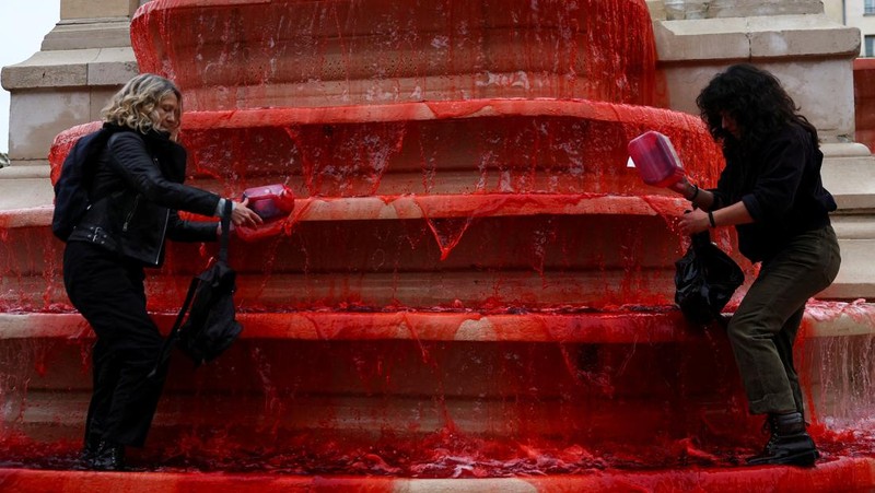People participate in a demonstration organised by Human rights activists from Amnesty International, Greenpeace, Oxfam and Medecins du Monde, to show support for Palestinians in the Gaza Strip and condemn civilian casualties, at the Fontaine des Innocents in Paris, France May 28, 2025. REUTERS/Abdul Saboor