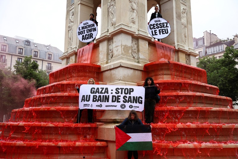 ISRAEL-PALESTINIANS/GAZA-FRANCE-PROTEST People participate in a demonstration organised by Human rights activists from Amnesty International, Greenpeace, Oxfam and Medecins du Monde, to show support for Palestinians in the Gaza Strip and condemn civilian casualties, at the Fontaine des Innocents in Paris, France May 28, 2025. REUTERS/Abdul Saboor