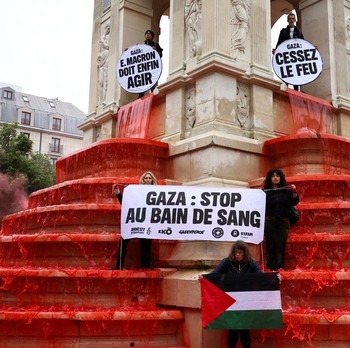 Protes Makin Gila! Potret Air Mancur Paris Jadi Laut Merah Darah