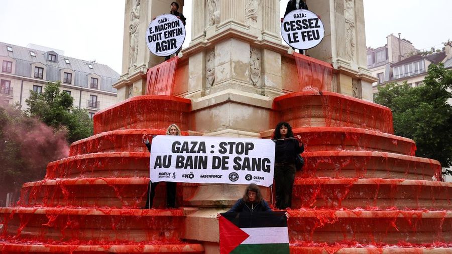 People participate in a demonstration organised by Human rights activists from Amnesty International, Greenpeace, Oxfam and Medecins du Monde, to show support for Palestinians in the Gaza Strip and condemn civilian casualties, at the Fontaine des Innocents in Paris, France May 28, 2025. REUTERS/Abdul Saboor