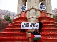 Protes Makin Gila! Potret Air Mancur Paris Jadi Laut Merah Darah