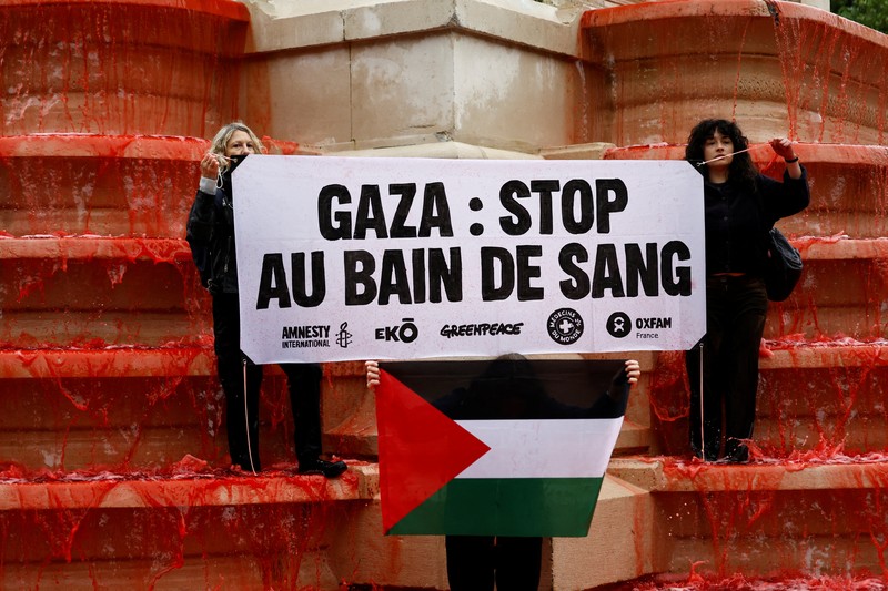 ISRAEL-PALESTINIANS/GAZA-FRANCE-PROTEST People participate in a demonstration organised by Human rights activists from Amnesty International, Greenpeace, Oxfam and Medecins du Monde, to show support for Palestinians in the Gaza Strip and condemn civilian casualties, at the Fontaine des Innocents in Paris, France May 28, 2025. REUTERS/Abdul Saboor