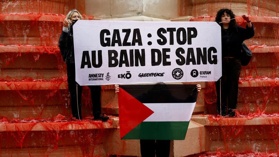 People participate in a demonstration organised by Human rights activists from Amnesty International, Greenpeace, Oxfam and Medecins du Monde, to show support for Palestinians in the Gaza Strip and condemn civilian casualties, at the Fontaine des Innocents in Paris, France May 28, 2025. REUTERS/Abdul Saboor