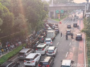 Polisi Ungkap Penyebab Jalan Gatot Subroto-Sudirman Jaksel Macet Parah