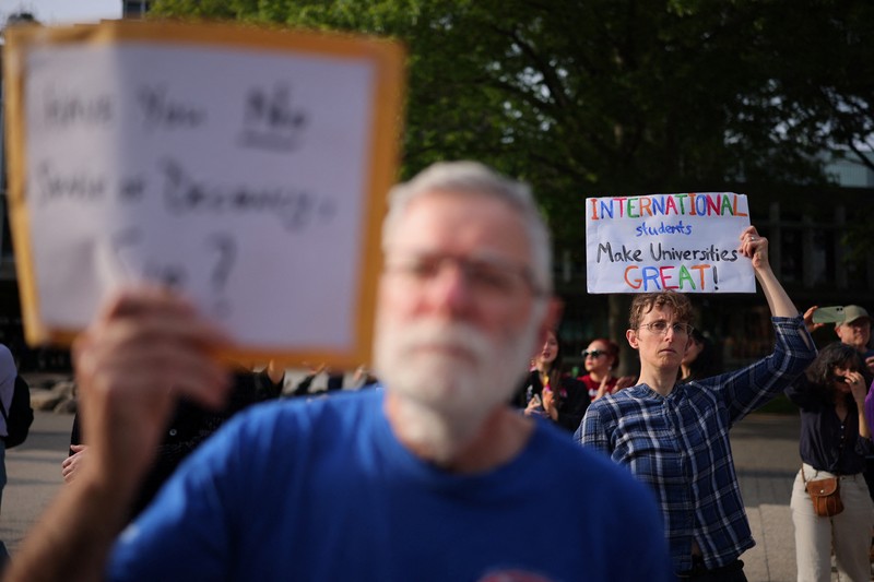 Mahasiswa dan staf pengajar Universitas Harvard melakukan unjuk rasa di kampus Harvard, Cambridge, Massachusetts, AS, Selasa (27/5/2025). (REUTERS/Brian Snyder) Mahasiswa dan staf pengajar Universitas Harvard melakukan unjuk rasa di kampus Harvard, Cambridge, Massachusetts, AS, Selasa (27/5/2025). (REUTERS/Brian Snyder)