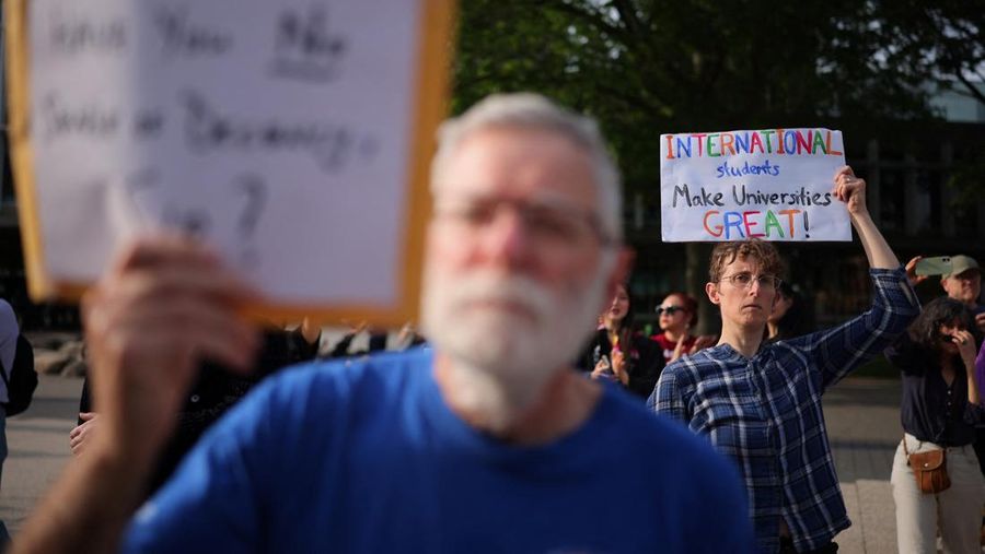Mahasiswa dan staf pengajar Universitas Harvard melakukan unjuk rasa di kampus Harvard, Cambridge, Massachusetts, AS, Selasa (27/5/2025). (REUTERS/Brian Snyder) Mahasiswa dan staf pengajar Universitas Harvard melakukan unjuk rasa di kampus Harvard, Cambridge, Massachusetts, AS, Selasa (27/5/2025). (REUTERS/Brian Snyder)