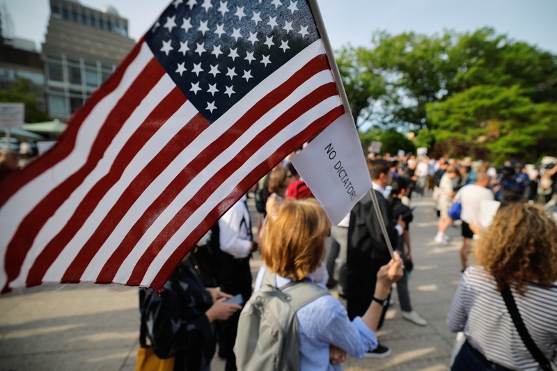 Mahasiswa dan staf pengajar Universitas Harvard melakukan unjuk rasa di kampus Harvard, Cambridge, Massachusetts, AS, Selasa (27/5/2025). (REUTERS/Brian Snyder)