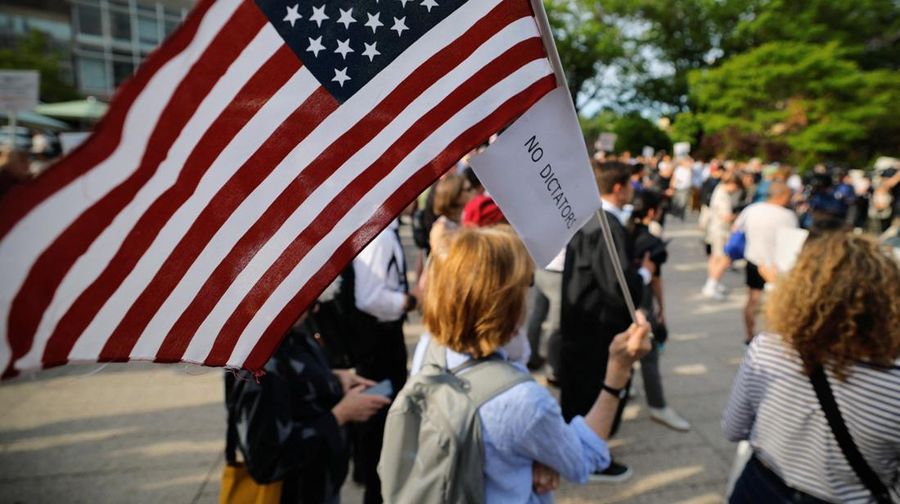 Mahasiswa dan staf pengajar Universitas Harvard melakukan unjuk rasa di kampus Harvard, Cambridge, Massachusetts, AS, Selasa (27/5/2025). (REUTERS/Brian Snyder) Mahasiswa dan staf pengajar Universitas Harvard melakukan unjuk rasa di kampus Harvard, Cambridge, Massachusetts, AS, Selasa (27/5/2025). (REUTERS/Brian Snyder)