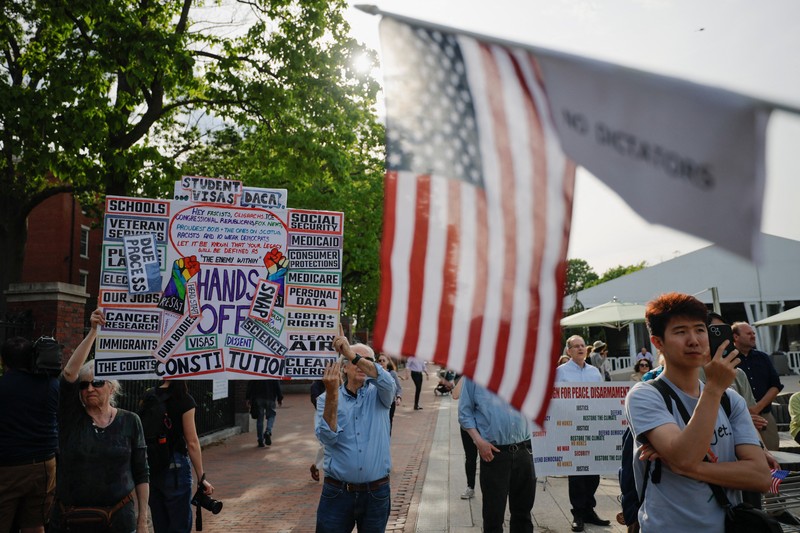 Mahasiswa dan staf pengajar Universitas Harvard melakukan unjuk rasa di kampus Harvard, Cambridge, Massachusetts, AS, Selasa (27/5/2025). (REUTERS/Brian Snyder) Mahasiswa dan staf pengajar Universitas Harvard melakukan unjuk rasa di kampus Harvard, Cambridge, Massachusetts, AS, Selasa (27/5/2025). (REUTERS/Brian Snyder)