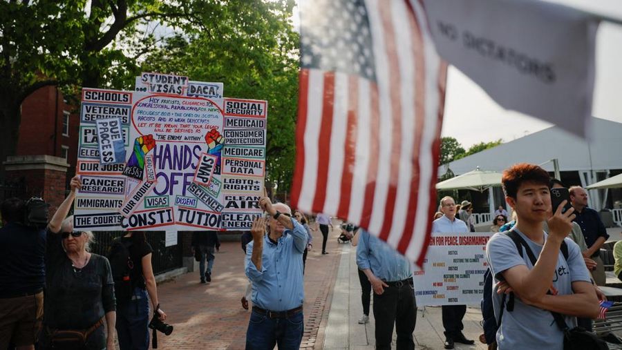Mahasiswa dan staf pengajar Universitas Harvard melakukan unjuk rasa di kampus Harvard, Cambridge, Massachusetts, AS, Selasa (27/5/2025). (REUTERS/Brian Snyder) Mahasiswa dan staf pengajar Universitas Harvard melakukan unjuk rasa di kampus Harvard, Cambridge, Massachusetts, AS, Selasa (27/5/2025). (REUTERS/Brian Snyder)