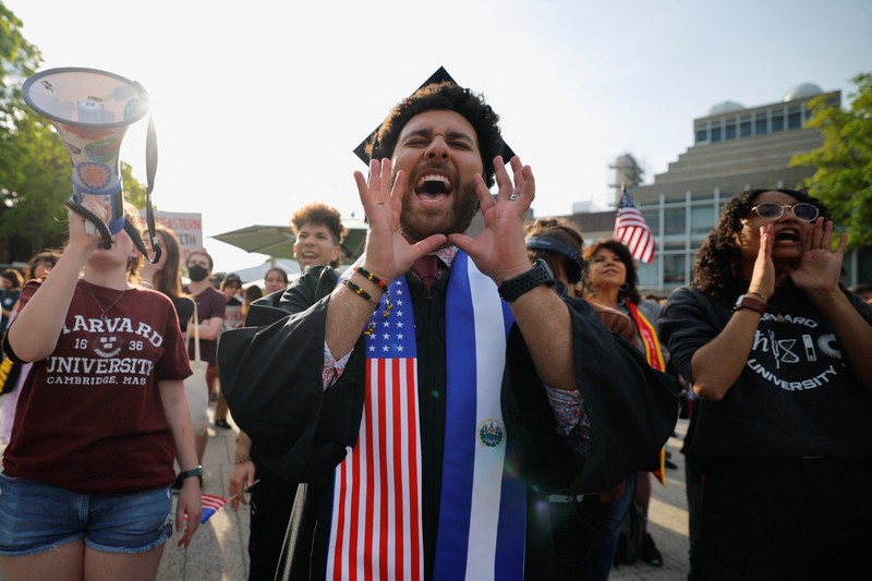 Mahasiswa dan staf pengajar Universitas Harvard melakukan unjuk rasa di kampus Harvard, Cambridge, Massachusetts, AS, Selasa (27/5/2025). (REUTERS/Brian Snyder) Mahasiswa dan staf pengajar Universitas Harvard melakukan unjuk rasa di kampus Harvard, Cambridge, Massachusetts, AS, Selasa (27/5/2025). (REUTERS/Brian Snyder)