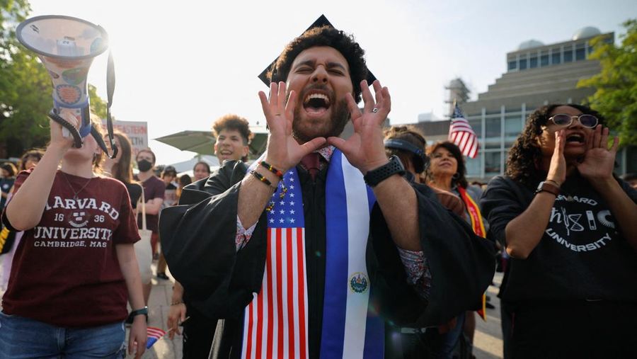 Mahasiswa dan staf pengajar Universitas Harvard melakukan unjuk rasa di kampus Harvard, Cambridge, Massachusetts, AS, Selasa (27/5/2025). (REUTERS/Brian Snyder) Mahasiswa dan staf pengajar Universitas Harvard melakukan unjuk rasa di kampus Harvard, Cambridge, Massachusetts, AS, Selasa (27/5/2025). (REUTERS/Brian Snyder)