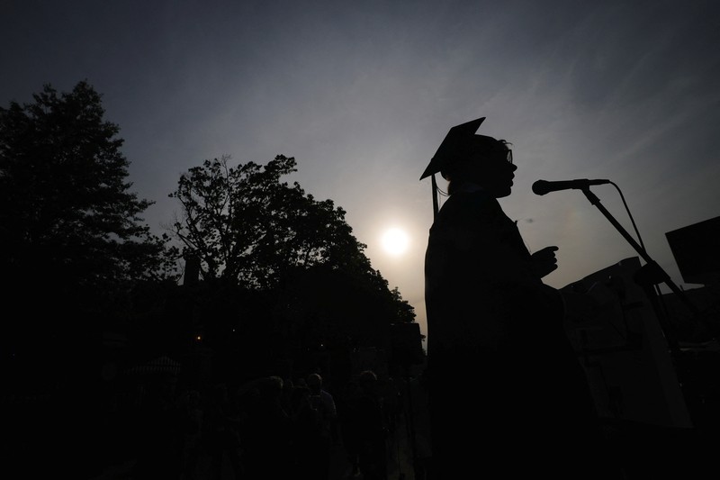 Mahasiswa dan staf pengajar Universitas Harvard melakukan unjuk rasa di kampus Harvard, Cambridge, Massachusetts, AS, Selasa (27/5/2025). (REUTERS/Brian Snyder) Mahasiswa dan staf pengajar Universitas Harvard melakukan unjuk rasa di kampus Harvard, Cambridge, Massachusetts, AS, Selasa (27/5/2025). (REUTERS/Brian Snyder)