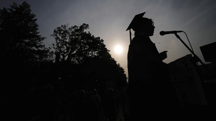 Mahasiswa dan staf pengajar Universitas Harvard melakukan unjuk rasa di kampus Harvard, Cambridge, Massachusetts, AS, Selasa (27/5/2025). (REUTERS/Brian Snyder) Mahasiswa dan staf pengajar Universitas Harvard melakukan unjuk rasa di kampus Harvard, Cambridge, Massachusetts, AS, Selasa (27/5/2025). (REUTERS/Brian Snyder)