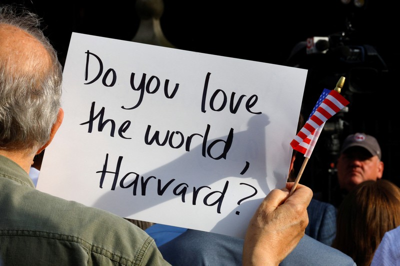 Mahasiswa dan staf pengajar Universitas Harvard melakukan unjuk rasa di kampus Harvard, Cambridge, Massachusetts, AS, Selasa (27/5/2025). (REUTERS/Brian Snyder)