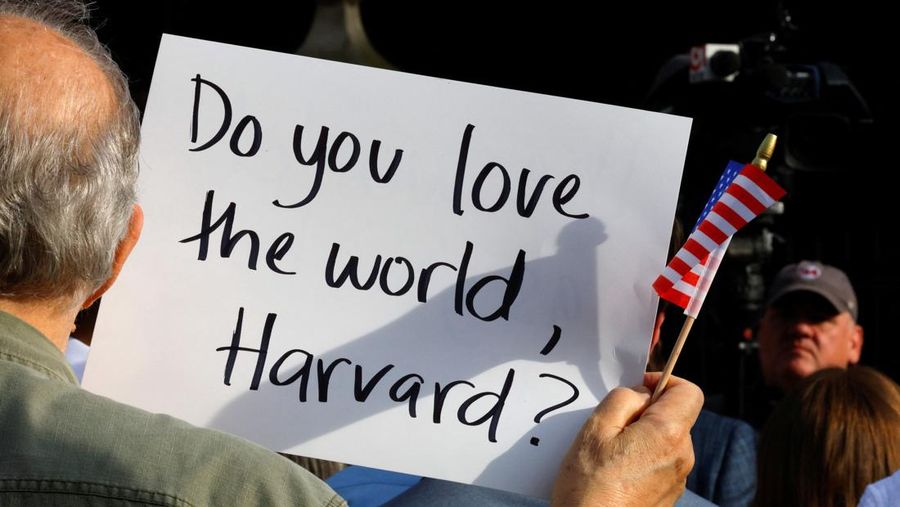 Mahasiswa dan staf pengajar Universitas Harvard melakukan unjuk rasa di kampus Harvard, Cambridge, Massachusetts, AS, Selasa (27/5/2025). (REUTERS/Brian Snyder) Mahasiswa dan staf pengajar Universitas Harvard melakukan unjuk rasa di kampus Harvard, Cambridge, Massachusetts, AS, Selasa (27/5/2025). (REUTERS/Brian Snyder)