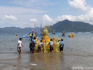 Masyarakat Pesisir Karanggongso Trenggalek Gelar Larung Sembonyo