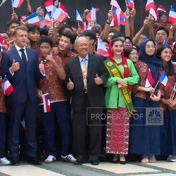Momen Presiden Macron Datangi Kampus UNJ Usai Bertemu Prabowo