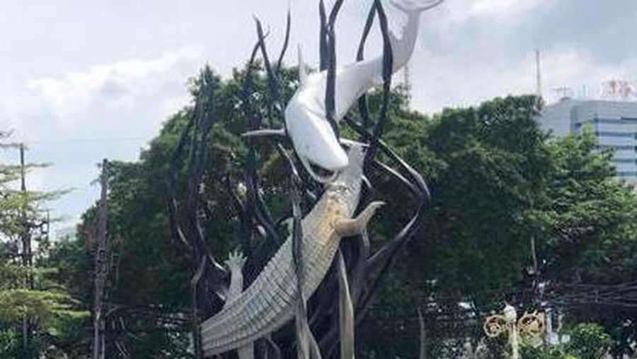Patung hiu dan buaya di Surabaya. (Revica/DetikJatim)