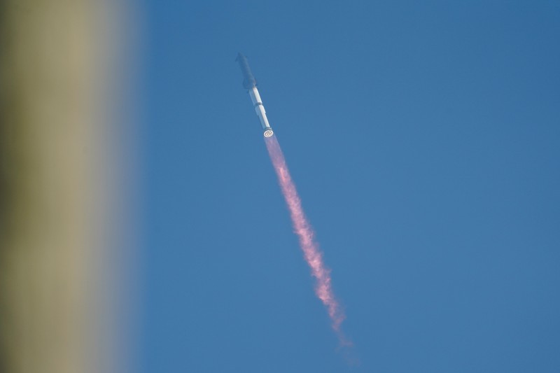Pesawat ruang angkasa Starship milik SpaceX diluncurkan pada uji kesembilan di landasan peluncuran milik perusahaan tersebut di Starbase, Texas, AS, Selasa (27/5/2025). (REUTERS/Joe Skipper) Pesawat ruang angkasa Starship milik SpaceX diluncurkan pada uji kesembilan di landasan peluncuran milik perusahaan tersebut di Starbase, Texas, AS, Selasa (27/5/2025). (REUTERS/Joe Skipper)