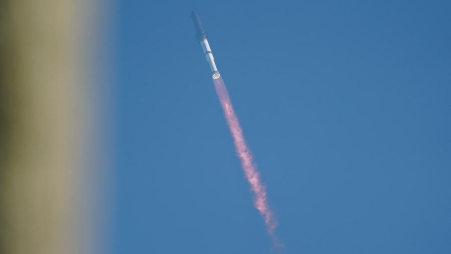 Pesawat ruang angkasa Starship milik SpaceX diluncurkan pada uji kesembilan di landasan peluncuran milik perusahaan tersebut di Starbase, Texas, AS, Selasa (27/5/2025). (REUTERS/Joe Skipper)