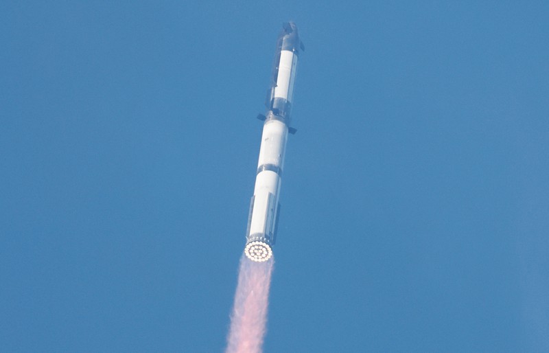 Pesawat ruang angkasa Starship milik SpaceX diluncurkan pada uji kesembilan di landasan peluncuran milik perusahaan tersebut di Starbase, Texas, AS, Selasa (27/5/2025). (REUTERS/Joe Skipper) Pesawat ruang angkasa Starship milik SpaceX diluncurkan pada uji kesembilan di landasan peluncuran milik perusahaan tersebut di Starbase, Texas, AS, Selasa (27/5/2025). (REUTERS/Joe Skipper)