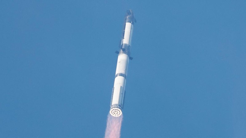 Pesawat ruang angkasa Starship milik SpaceX diluncurkan pada uji kesembilan di landasan peluncuran milik perusahaan tersebut di Starbase, Texas, AS, Selasa (27/5/2025). (REUTERS/Joe Skipper)
