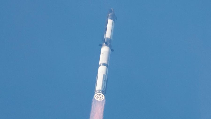 Pesawat ruang angkasa Starship milik SpaceX diluncurkan pada uji kesembilan di landasan peluncuran milik perusahaan tersebut di Starbase, Texas, AS, Selasa (27/5/2025). (REUTERS/Joe Skipper) Pesawat ruang angkasa Starship milik SpaceX diluncurkan pada uji kesembilan di landasan peluncuran milik perusahaan tersebut di Starbase, Texas, AS, Selasa (27/5/2025). (REUTERS/Joe Skipper)