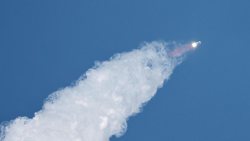 Pesawat ruang angkasa Starship milik SpaceX diluncurkan pada uji kesembilan di landasan peluncuran milik perusahaan tersebut di Starbase, Texas, AS, Selasa (27/5/2025). (REUTERS/Joe Skipper)