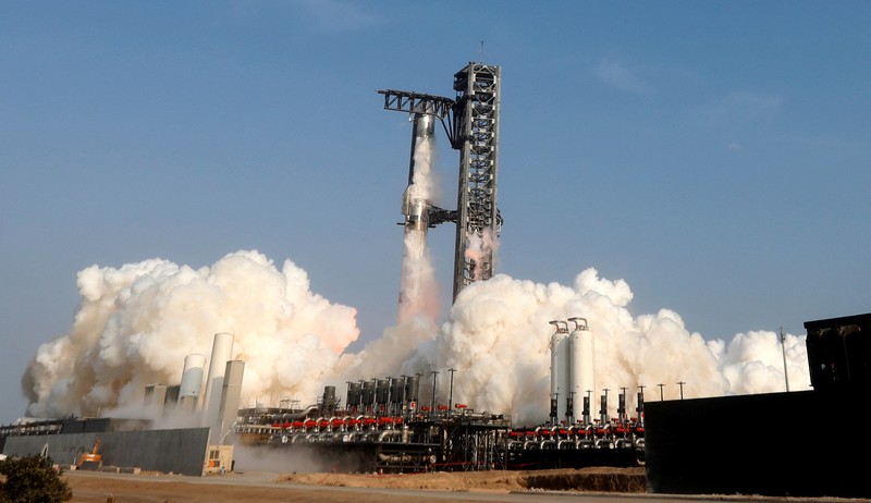 Pesawat ruang angkasa Starship milik SpaceX diluncurkan pada uji kesembilan di landasan peluncuran milik perusahaan tersebut di Starbase, Texas, AS, Selasa (27/5/2025). (REUTERS/Joe Skipper) Pesawat ruang angkasa Starship milik SpaceX diluncurkan pada uji kesembilan di landasan peluncuran milik perusahaan tersebut di Starbase, Texas, AS, Selasa (27/5/2025). (REUTERS/Joe Skipper)