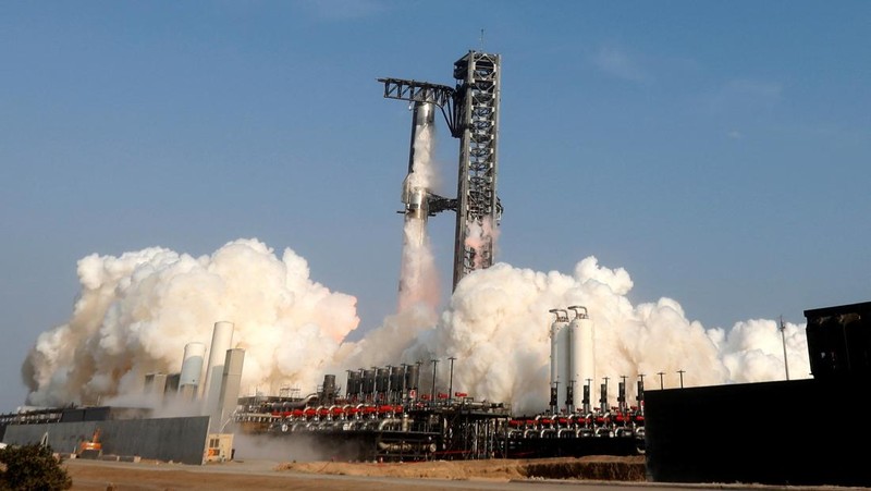 Pesawat ruang angkasa Starship milik SpaceX diluncurkan pada uji kesembilan di landasan peluncuran milik perusahaan tersebut di Starbase, Texas, AS, Selasa (27/5/2025). (REUTERS/Joe Skipper)