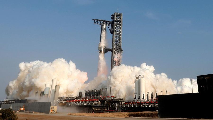 Pesawat ruang angkasa Starship milik SpaceX diluncurkan pada uji kesembilan di landasan peluncuran milik perusahaan tersebut di Starbase, Texas, AS, Selasa (27/5/2025). (REUTERS/Joe Skipper) Pesawat ruang angkasa Starship milik SpaceX diluncurkan pada uji kesembilan di landasan peluncuran milik perusahaan tersebut di Starbase, Texas, AS, Selasa (27/5/2025). (REUTERS/Joe Skipper)